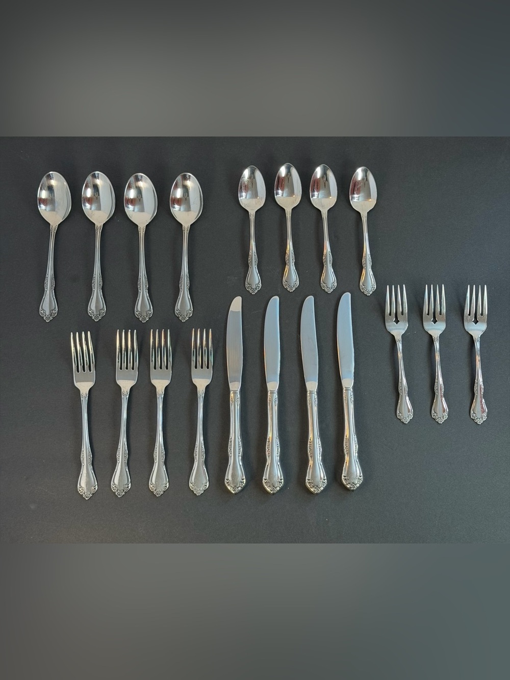 WM Rogers Oneida USA Stainless MANSFIELD Service for Four / 19 Piece Set - Used